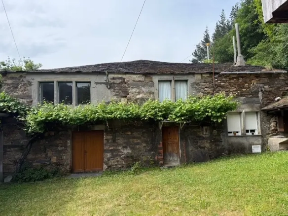Casa de piedra con gran hórreo (ref: 249)