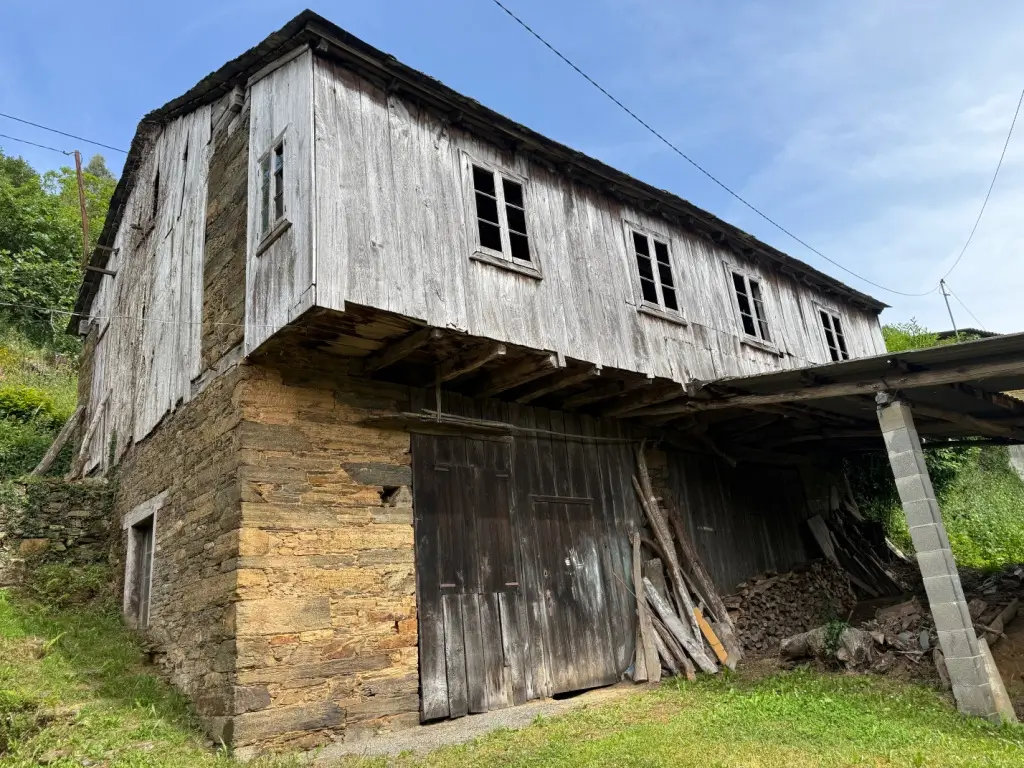 Casa de piedra con gran hórreo (ref: 249)