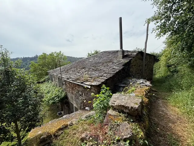 Casa de piedra con gran hórreo (ref: 249)