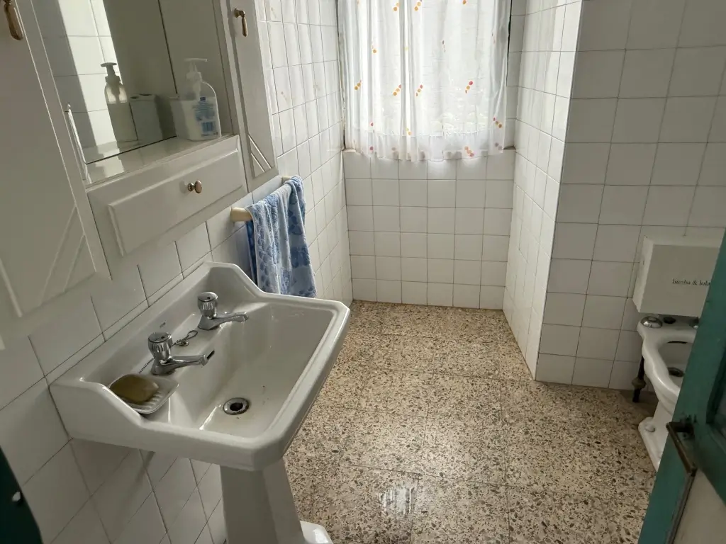 Casa de piedra con gran hórreo (ref: 249)