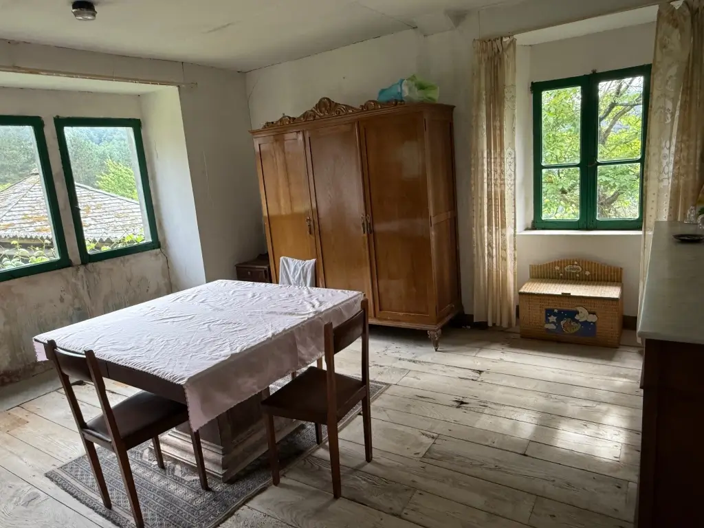 Casa de piedra con gran hórreo (ref: 249)