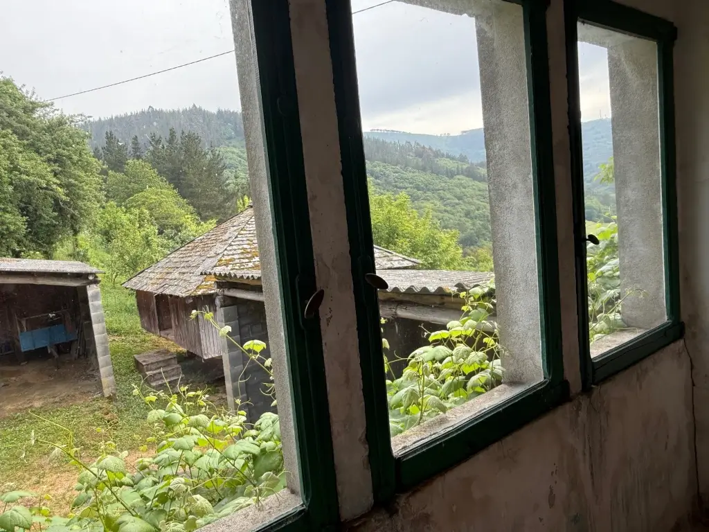 Casa de piedra con gran hórreo (ref: 249)