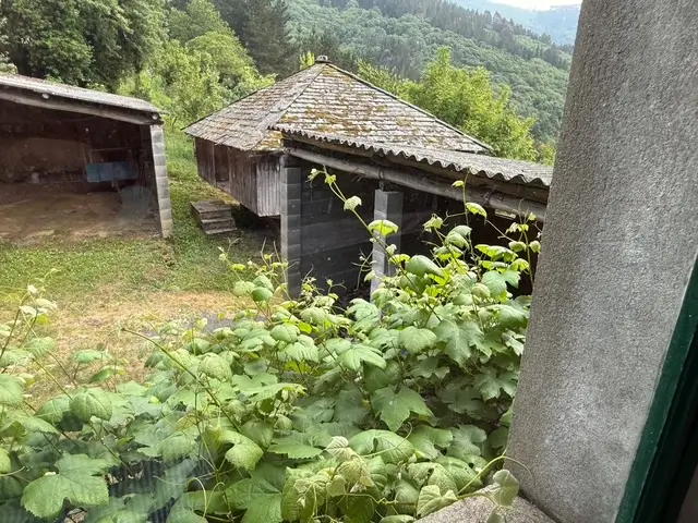 Casa de piedra con gran hórreo (ref: 249)
