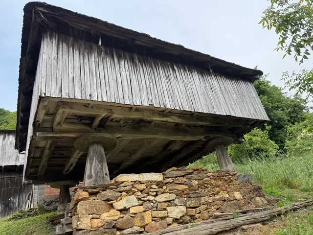 Casa de piedra con gran hórreo (ref: 249)