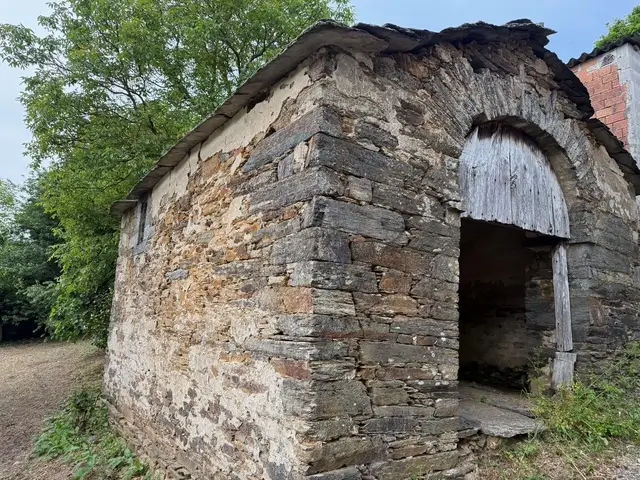 Casa de piedra con gran hórreo (ref: 249)