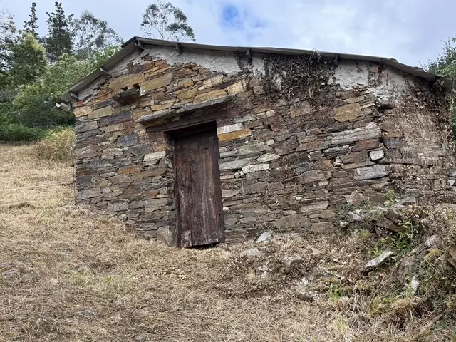 Casa de piedra con finca 7.000 m2 (Oportunidad)